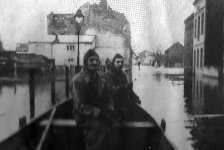 Rhein Hochwasser in Beuel 1955 Rheinaustr. Bootverkehr