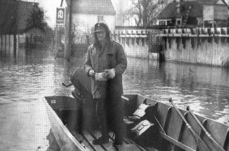 Rhein Hochwasser in Beuel 1970 Bootverkehr Haribohuser Rheinaustr.-Wolfsgasse