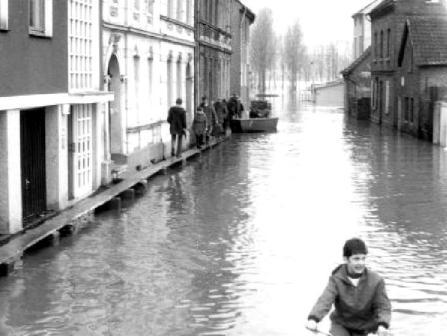 Rhein Hochwasser Touristen in Beuel 1970 Behelfssteg Wolfsgasse
