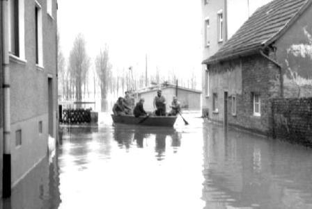 Rhein Hochwasser in Beuel 1970 ohne Behelfsstege in der Wolfsgasse