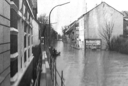 Rhein Hochwasser Stege in der Rheinaustr.