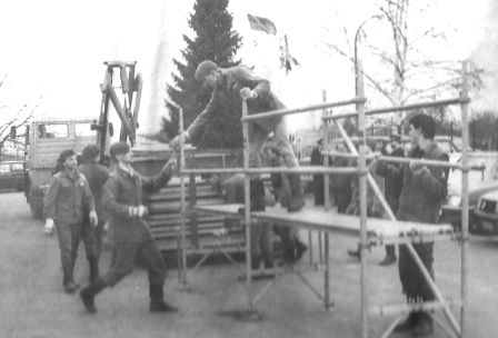 Rhein Hochwasser 1988 bung Stegebau vor der THW Unterkunft